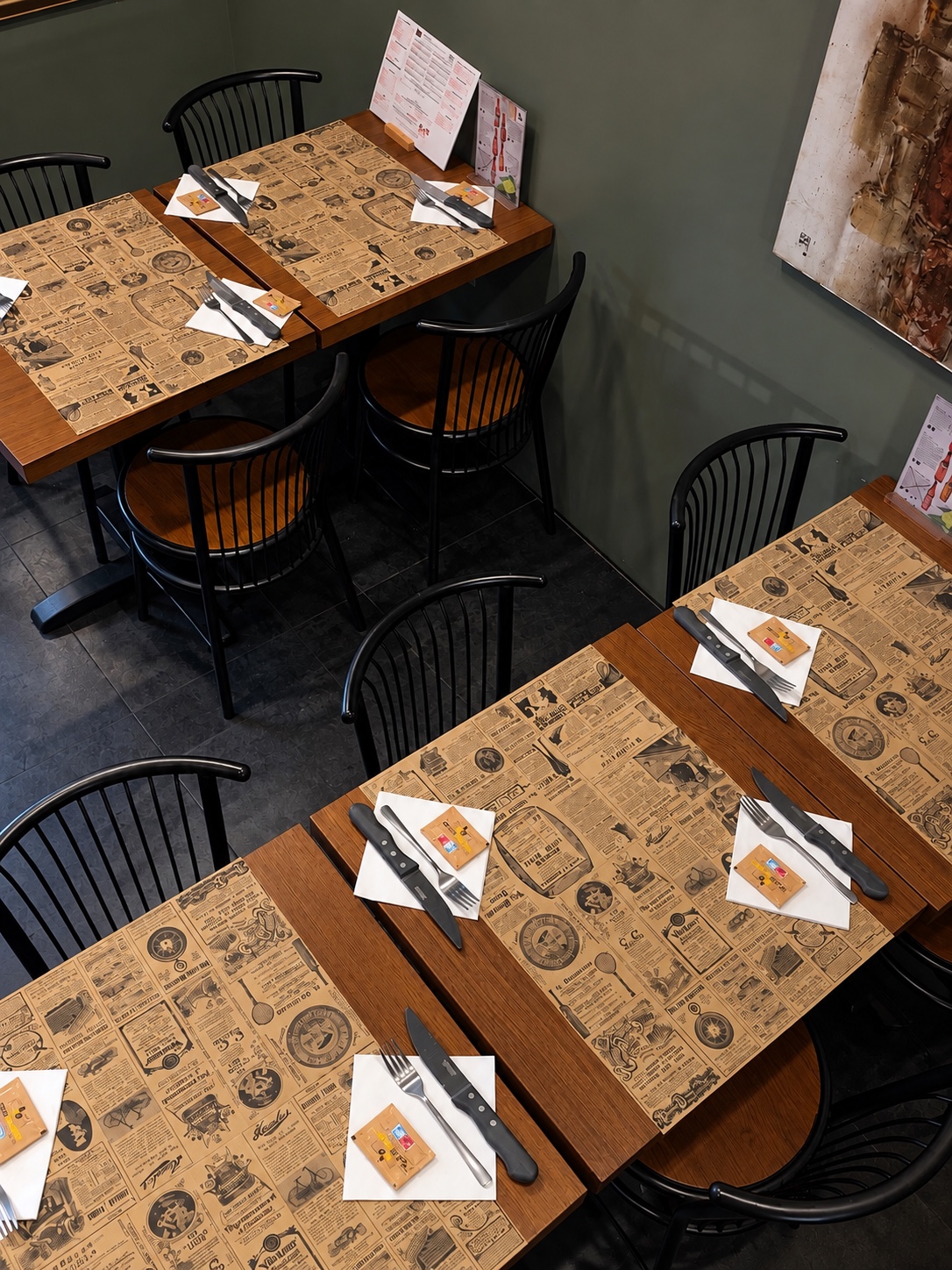 Tables et salle du restaurant